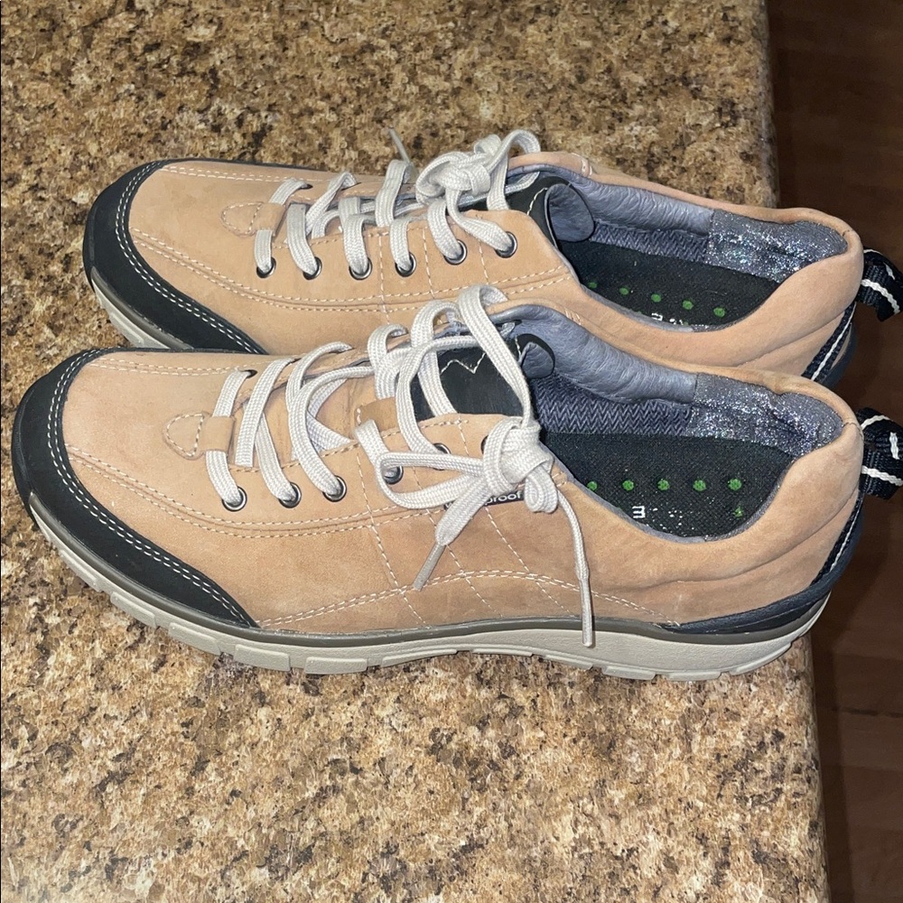 Clarks Women's Tan and Black Sneakers